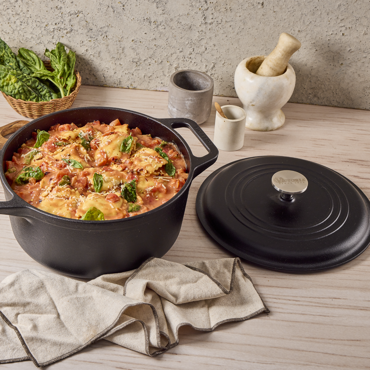 7 QT Cast Iron Dutch Oven with Lid