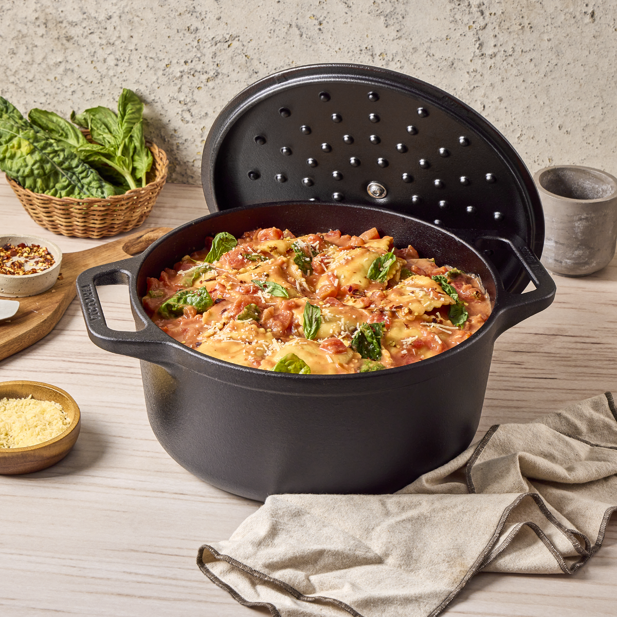 7 QT Cast Iron Dutch Oven with Lid