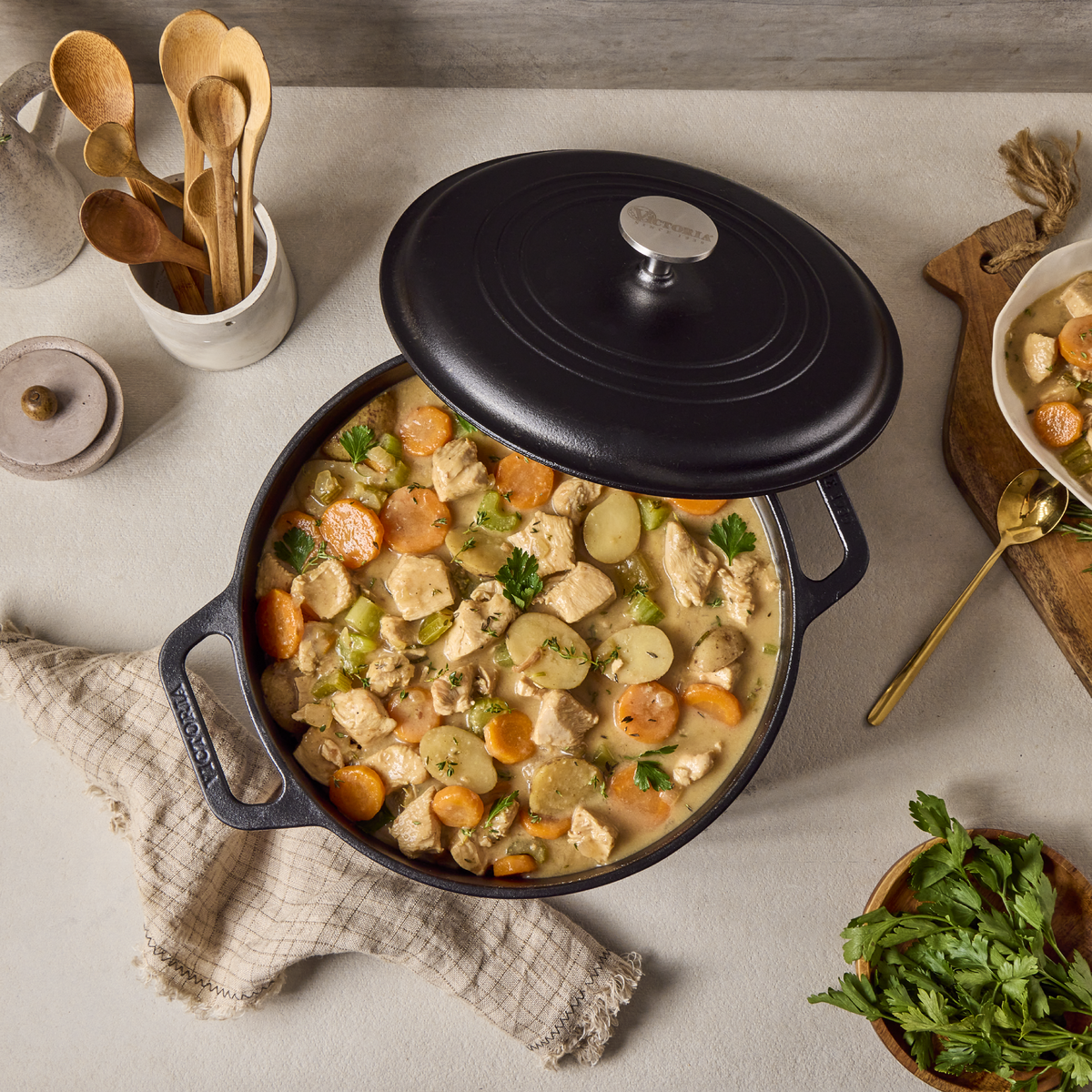 6 QT Cast Iron Dutch Oven with Lid