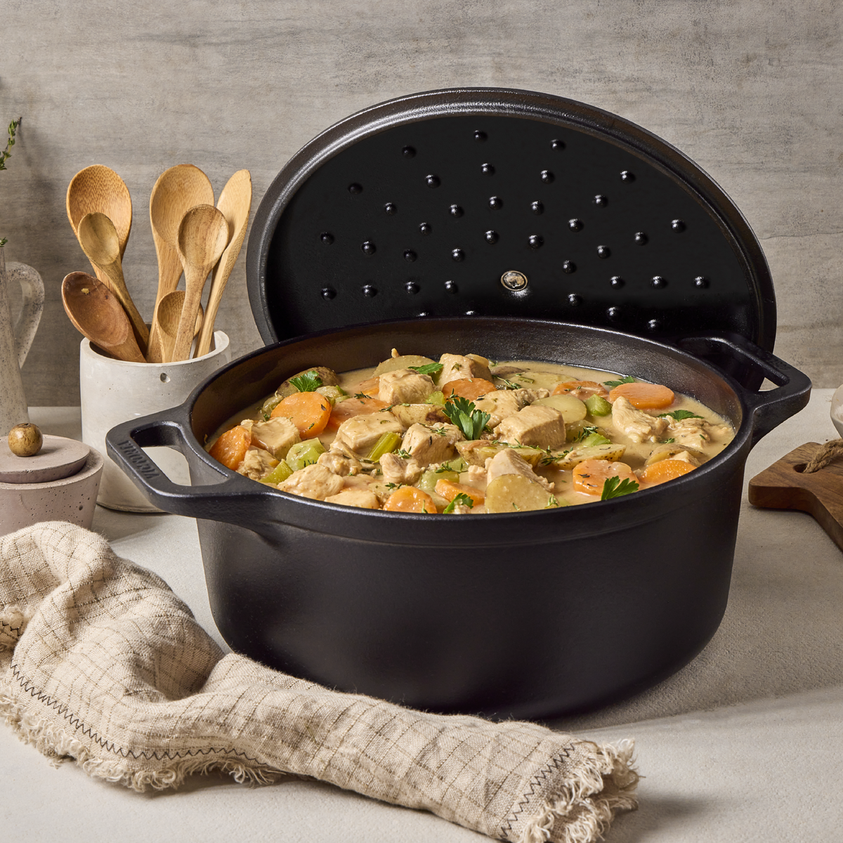 6 QT Cast Iron Dutch Oven with Lid